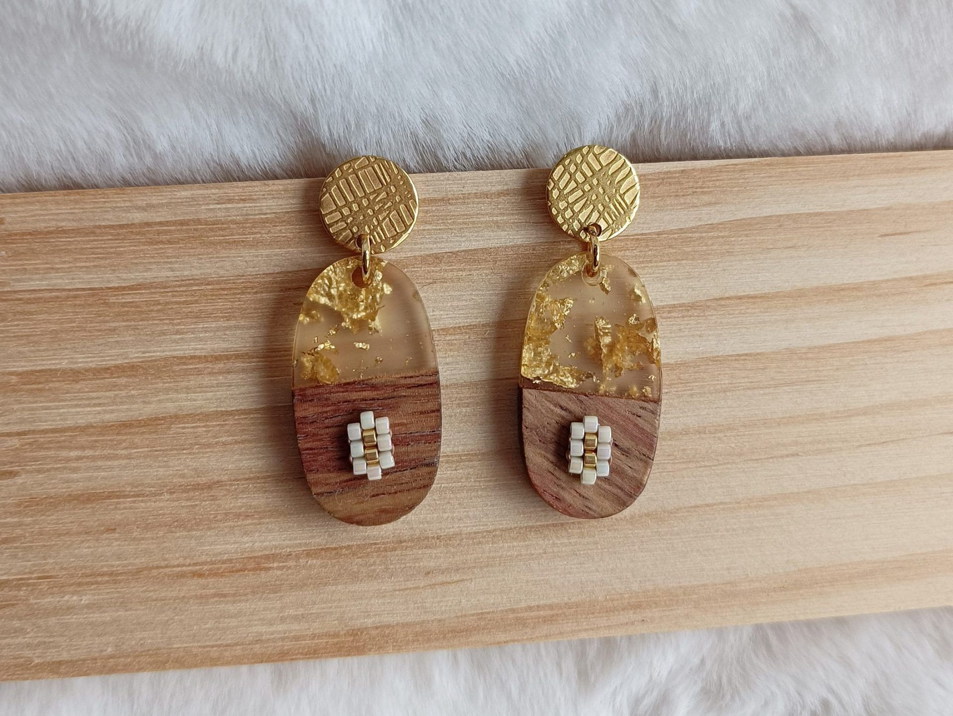 DORINE Ohrringe aus Gold und Holzharz