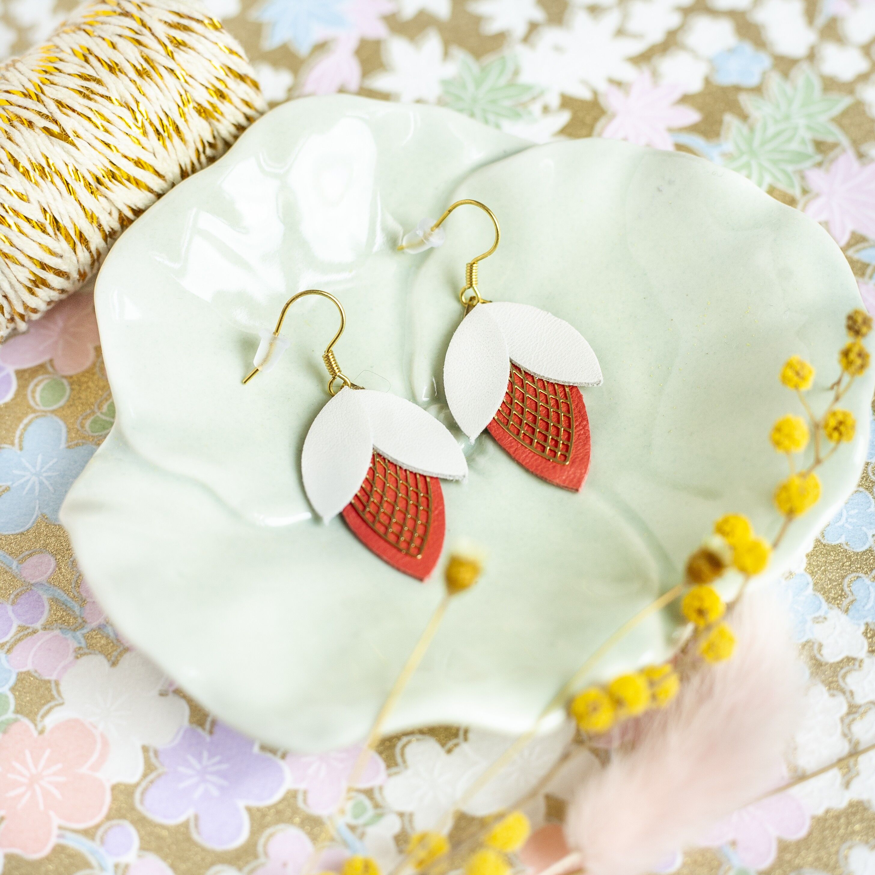 Boucles d'oreilles Bourgeons - cuir blanc et corail