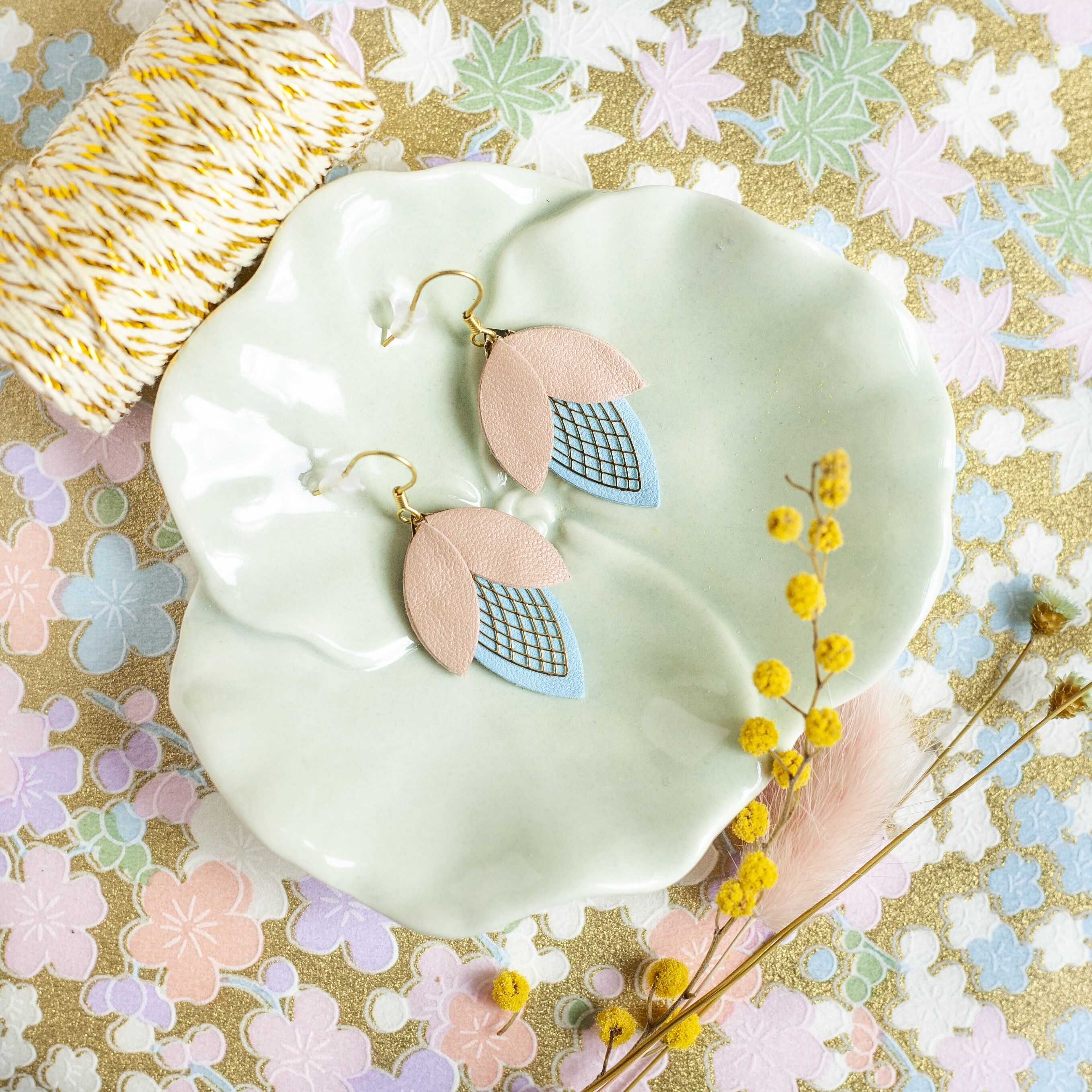 Orecchini Buds - pelle rosa chiaro e blu ciano