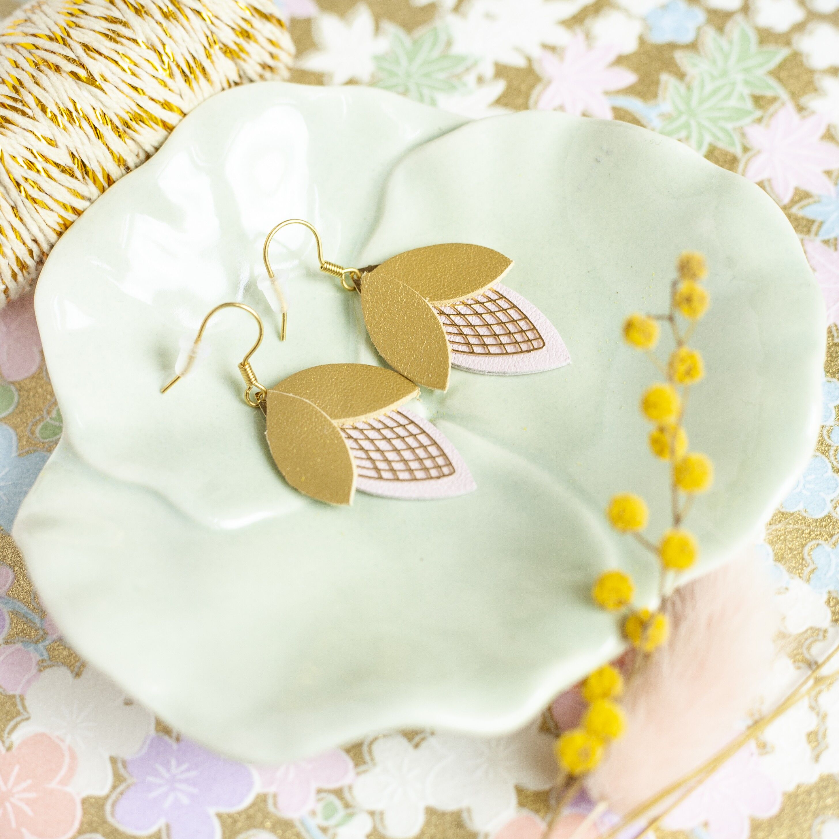 Orecchini Buds - bronzo e pelle rosa chiaro