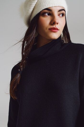 Robe tricotée noire à col haut et style droit 6