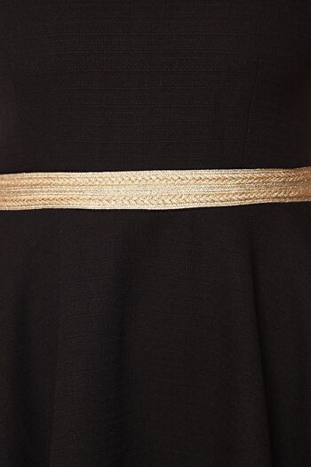 Robe patineuse texturée noire avec ceinture à la taille 4