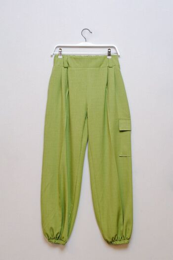 Pantalon cargo avec poches et taille cintrée en vert