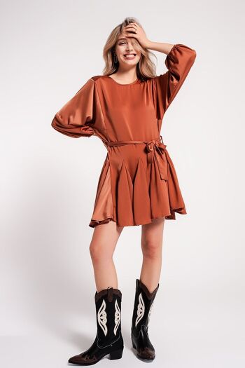 Mini robe en satin avec ceinture en orange 2