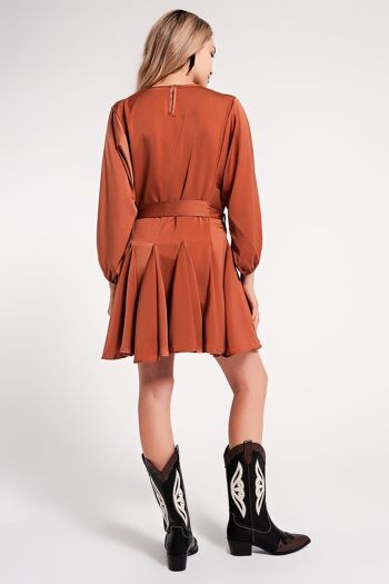 Mini robe en satin avec ceinture en orange 5