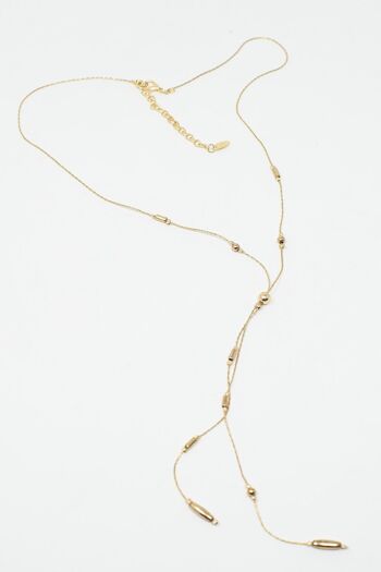 Long collier en or avec des perles dorées partout et un long pompon doré 2