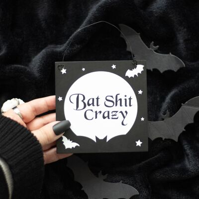 10 cm großes Hängeschild „Bat Shit Crazy“.