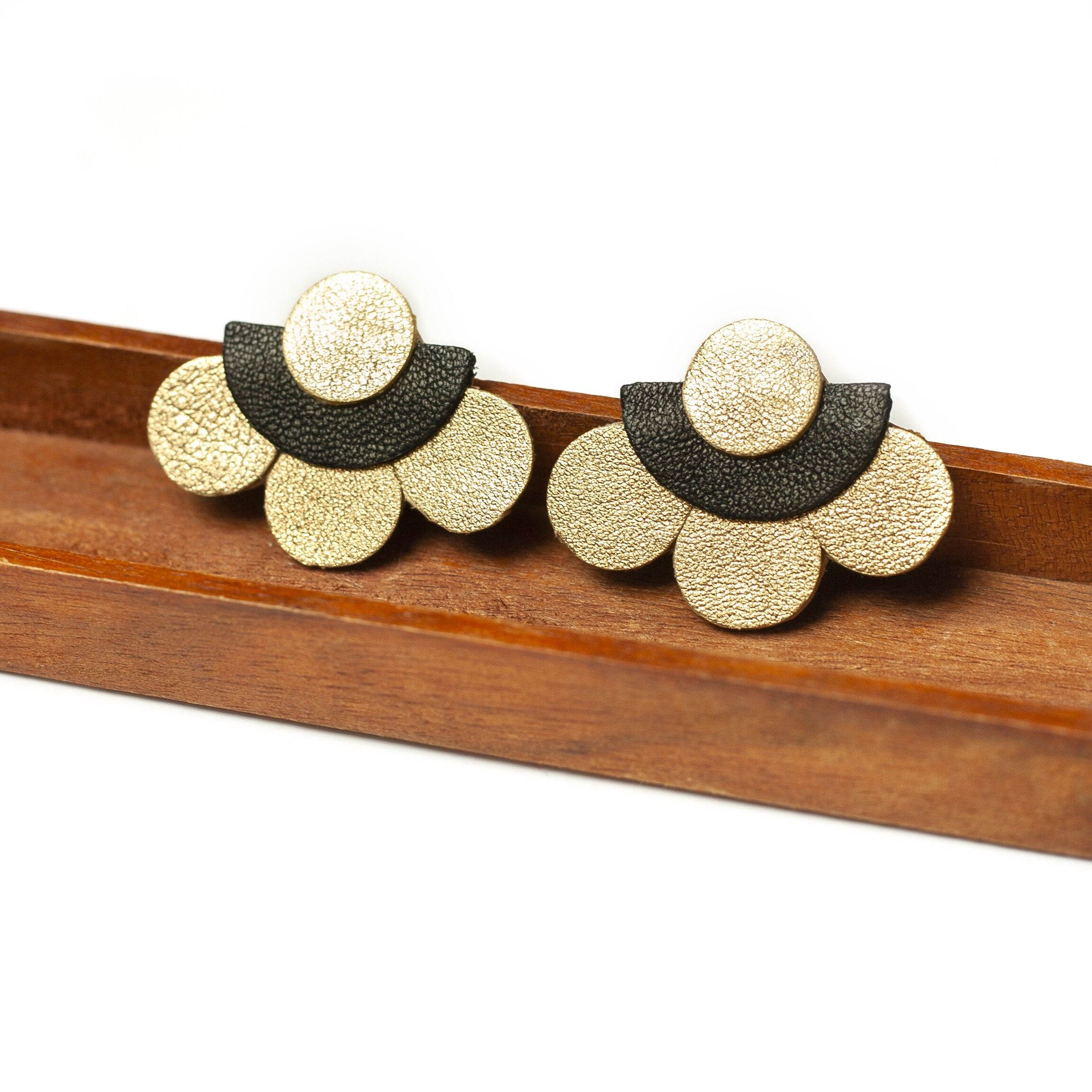 Orecchini a lobo con fiori grandi - oro e pelle nera