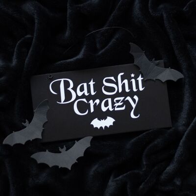 20 cm großes Hängeschild „Bat Shit Crazy“.