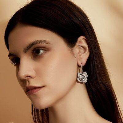 Pendientes colgantes con flores de Camille Fancy de Blingbling