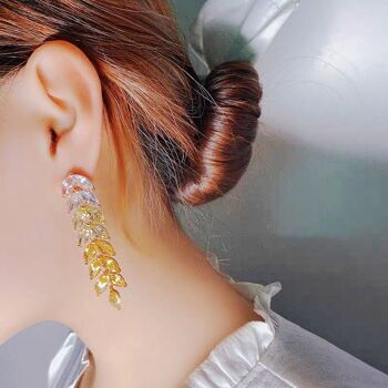 Boucles d'oreilles pendantes longues avec feuilles de zircone rayonnantes : le summum du luxe 4