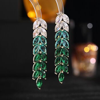 Boucles d'oreilles pendantes longues avec feuilles de zircone rayonnantes : le summum du luxe 9