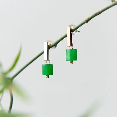 Pendientes minimalistas con barra de jade pequeña - Rellenos de oro de 18 quilates