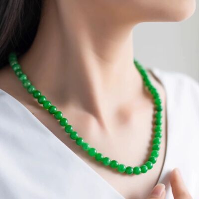 Zeitlose Halskette mit lebendigen grünen Jadeperlen