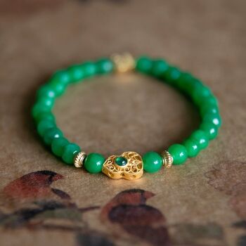 Bracelet de perles de jade vert vif avec porte-bonheur-qualité AAAA 4