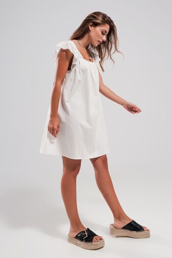 Mini robe avec détail de broderie en blanc 4