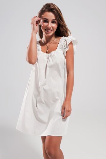 Mini robe avec détail de broderie en blanc 6