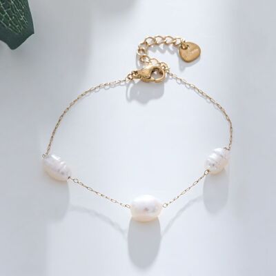 Golden bracelet with three pearls