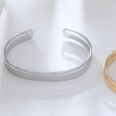 Fine silver bangle bracelet with hammered space