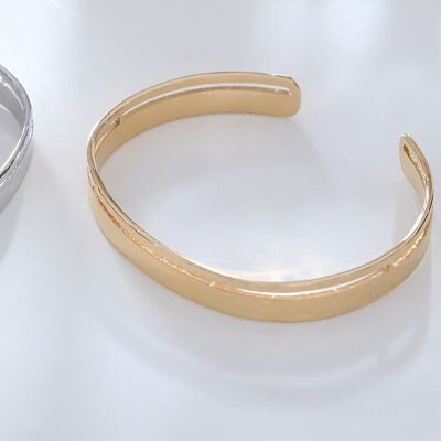 Brazalete de oro fino con espacio martillado.