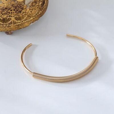 Thin bangle bracelet with detail in the middle