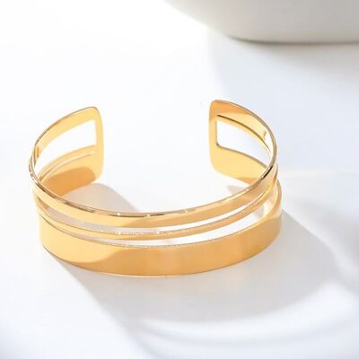 Wide and smooth golden bangle with space