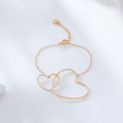Golden chain bracelet with double intertwined hearts