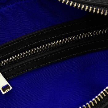 Le sac à bandoulière Wilton en noir et bleu cobalt 4