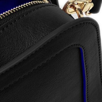 Le sac à bandoulière Wilton en noir et bleu cobalt 6
