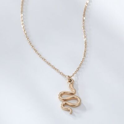 Collier chaîne dorée avec pendentif serpent