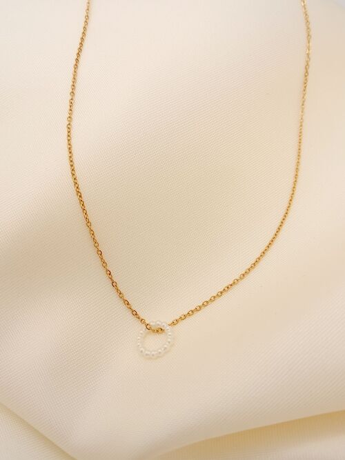 Collier chaîne dorée avec pendentif rond de perles