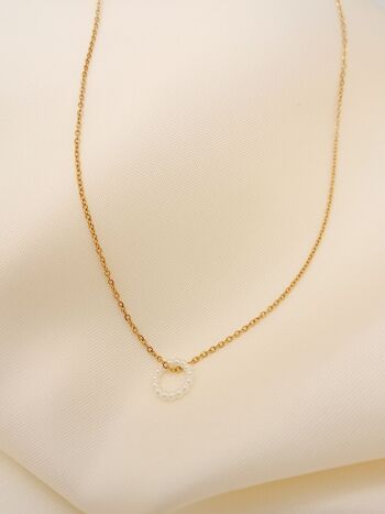 Collier chaîne dorée avec pendentif rond de perles 1