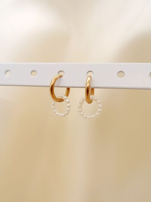 Boucles d'oreilles mini créoles dorées avec cercle de perles