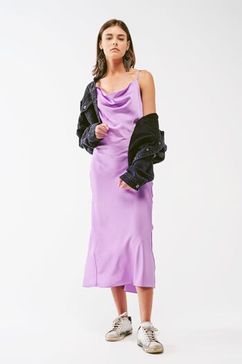 Robe mi-longue en satin à col bénitier en lilas 3