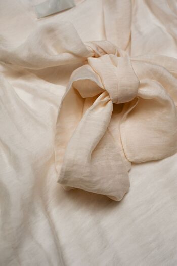 Robe blanche en soie avec col noué et manches volumineuses 2