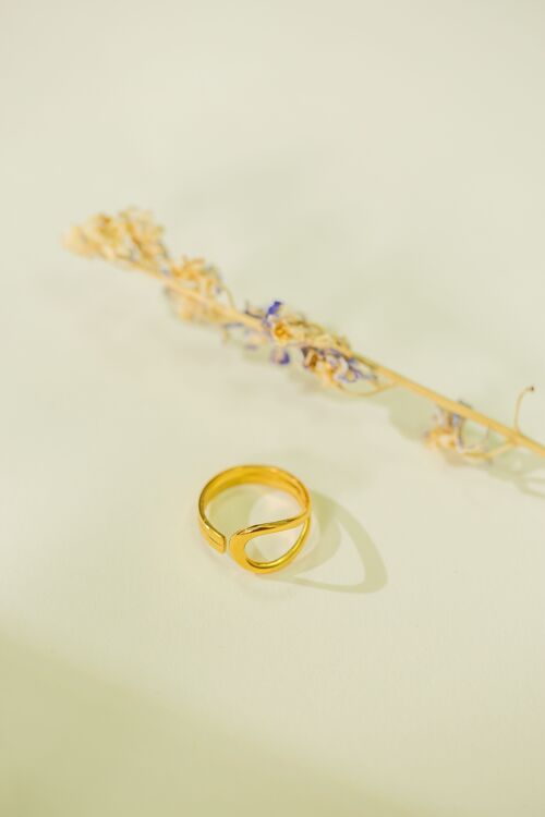Bague dorée anneau avec pendentif rond martelé