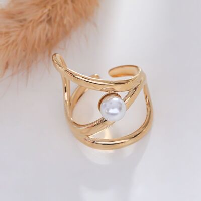 Geometric gold ring with pearl