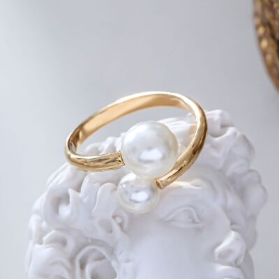 Hug gold ring with double pearl