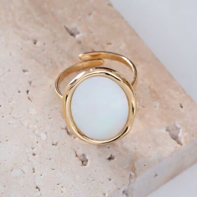 Golden ring with mother-of-pearl plaque