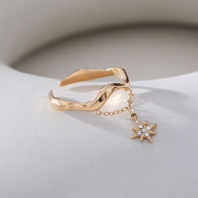 Anillo anillo dorado con cadena colgante y estrella.
