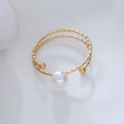 Thin wavy gold line ring with pearl