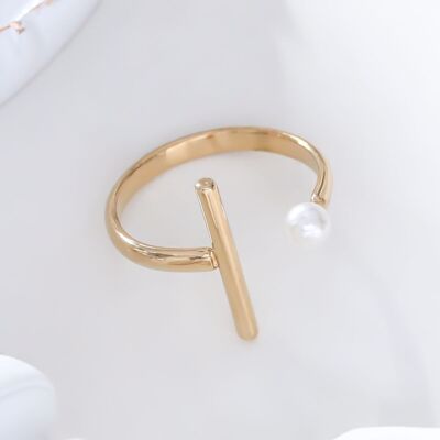 Golden ring with bar and pearl adjustable from the front