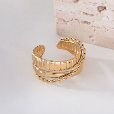 Anillo grueso liso de oro con trenza