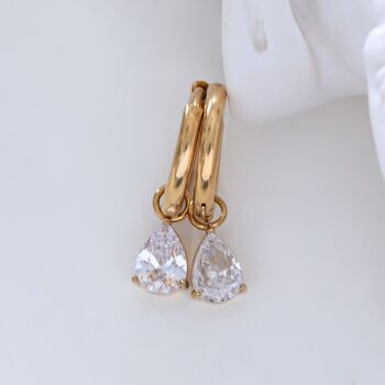 Boucles d'oreilles mini créoles dorées avec strass en forme de goutte 1