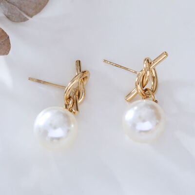 Bow earrings with dangling pearl