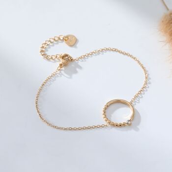 Bracelet chaîne dorée avec cercle et strass 2
