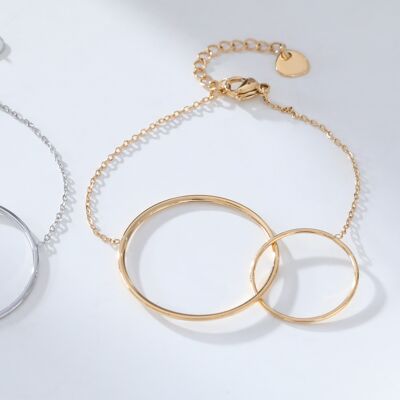 Golden chain bracelet with double crossed circle