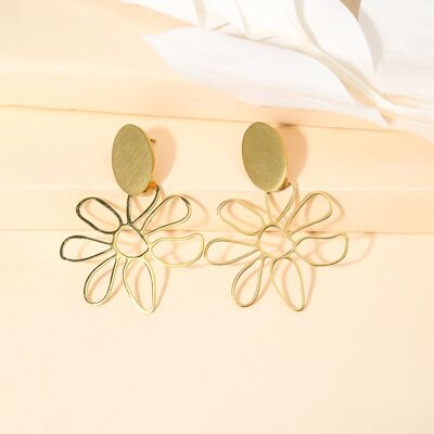 Golden earrings with drawn flower