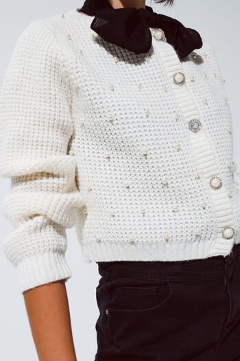 Cardigan en maille gaufrée blanche avec perles ornées et boutons bijoux en blanc 6