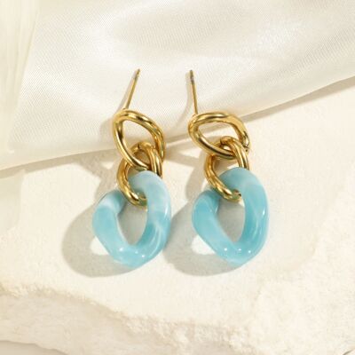 Pendientes de oro con eslabones azules.